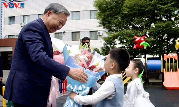 Tô Lâm visite une école maternelle à Pyongyang