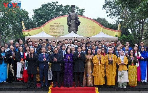 State President, OVs offer incense at Ly Thai To Monument, Ngoc Son Temple