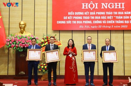 Homenajean a los ciudadanos sobresalientes en la lucha contra el covid-19 en Hanói - ảnh 1