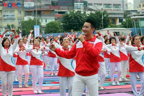 Adultos mayores establecen récord en materia de Tai Chi y yoga - ảnh 1