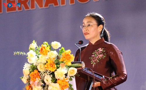 Más de mil personas participan en Da Nang en la exhibición “Yoga por un mundo de paz y amistad” - ảnh 2