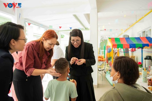 Esposa del Primer Ministro de Vietnam visita un centro social en Brasil y destaca el valor de la inclusión - ảnh 3
