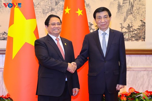 Vietnam y China refuerzan consensos de alto nivel y amplían su cooperación estratégica - ảnh 1