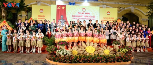 Líderes del Partido y del Parlamento de Vietnam participan en Día de la Unidad Nacional en Ba Dinh - ảnh 1