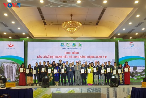 Hanói reconoce a instalaciones y obras por su uso de energía verde - ảnh 1