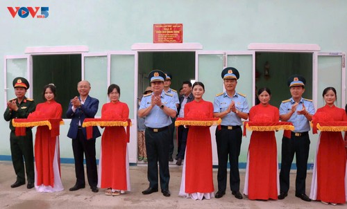 Dak Lak entrega siete viviendas a familias damnificadas por las inundaciones en Son Hoa - ảnh 1