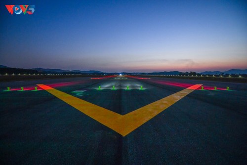 Aeropuerto Internacional de Van Don en funcionamiento - ảnh 16