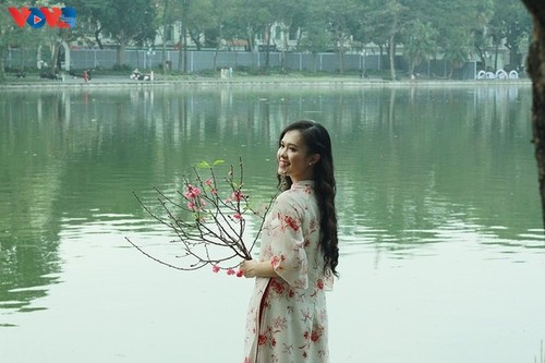 El Ao Dai embellece las calles de Hanói en ambiente festivo del Tet - ảnh 2