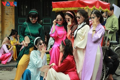 El Ao Dai embellece las calles de Hanói en ambiente festivo del Tet - ảnh 5