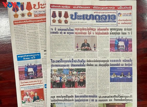 Medios de comunicación de Laos exaltan logros de Vietnam en los últimos 79 años - ảnh 1