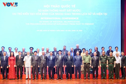 Efectuán conferencia sobre papel clave de la diplomacia en la construcción de Vietnam - ảnh 1