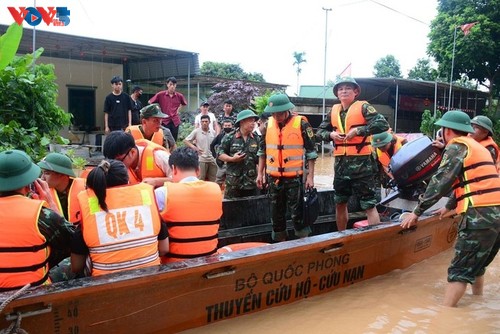 Realizan esfuerzos en labores de socorro en zonas inundadas de Nghe An - ảnh 1