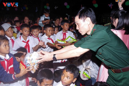 Festival del Medio Otoño en Vietnam: la alegría de los niños menos afortunados - ảnh 1