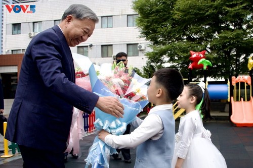 Líder del Partido visita el Jardín de Infancia Kyeongsang en Corea del Norte - ảnh 1