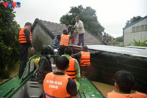 Esfuerzos para ayudar a la gente del Centro de Vietnam a recuperarse de las inundaciones - ảnh 1