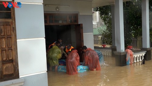Esfuerzos para ayudar a la gente del Centro de Vietnam a recuperarse de las inundaciones - ảnh 2
