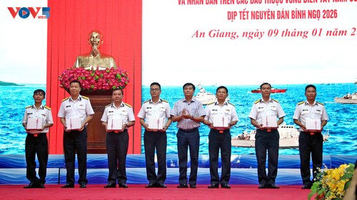  Visita y felicitación de Año Nuevo a militares y pobladores en islas del suroeste de Vietnam - ảnh 1