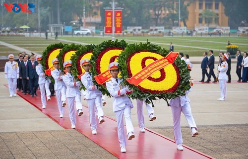 Líderes vietnamitas rinden homenaje al Presidente Ho Chi Minh con motivo de la fundación del PCV - ảnh 1