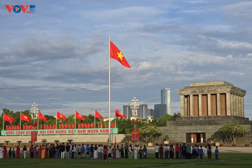 Affluence record au mausolée de Hô Chi Minh pour son 135e anniversaire - ảnh 1