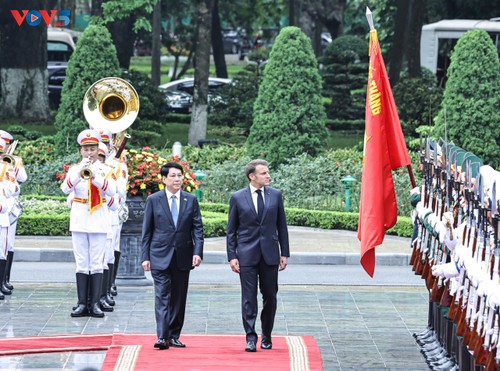 Emmanuel Macron et Luong Cuong s’entretiennent après un accueil solennel à Hanoï - ảnh 1