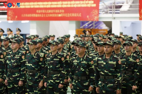 Défilé du 2 septembre: Chinois, Russes, Laotiens et Cambodgiens aux côtés des militaires vietnamiens - ảnh 2