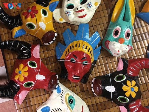 La dernière famille de Hanoi qui confectionne encore des masques en papier mâché  - ảnh 8