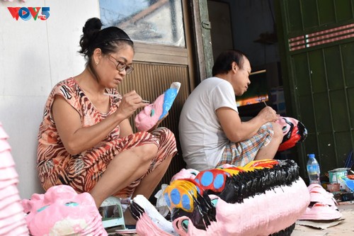 La dernière famille de Hanoi qui confectionne encore des masques en papier mâché  - ảnh 1