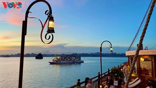 La baie d’Ha Long parmi les 50 plus belles merveilles naturelles du monde - ảnh 9