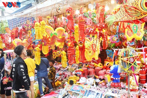 La fête de mi-automne bat son plein à Hanoi - ảnh 1