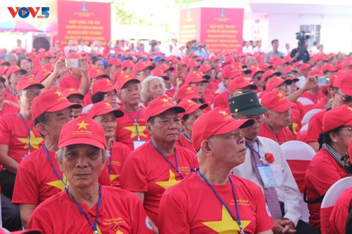 À Côn Dao, Pham Minh Chinh rend hommage aux anciens prisonniers politiques - ảnh 3