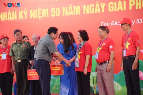 À Côn Dao, Pham Minh Chinh rend hommage aux anciens prisonniers politiques - ảnh 2