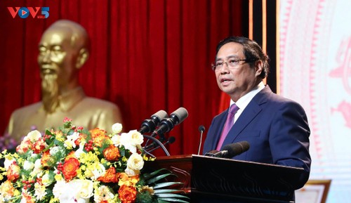 Le Premier ministre met l’accent sur la stabilité économique et les réformes de l’administration locale - ảnh 1