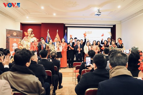 À Paris, l’ambassade du Vietnam célèbre les 96 ans du Parti communiste - ảnh 1