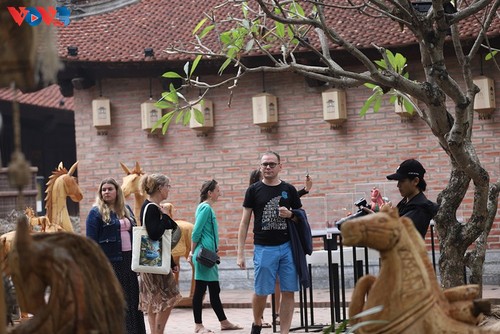 Les chevaux arrivent en ville - ảnh 15