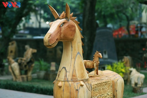 Les chevaux arrivent en ville - ảnh 9