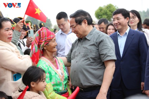 À Diên Biên, Pham Minh Chinh visite un projet de culture du macadamia - ảnh 2