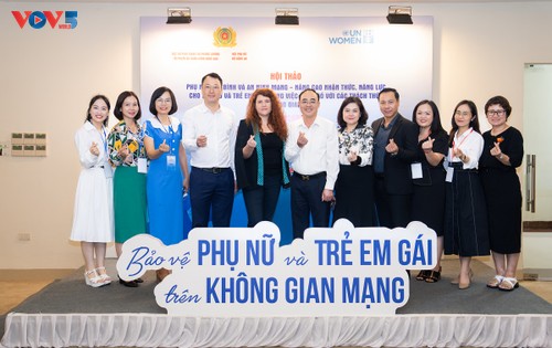 Ninh Binh workshop teaches women, girls how to handle cyberspace challenges - ảnh 1