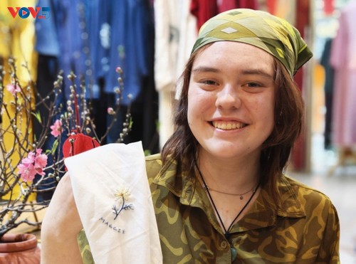 Hands-on embroidery workshop offers Vietnamese cultural experience - ảnh 5