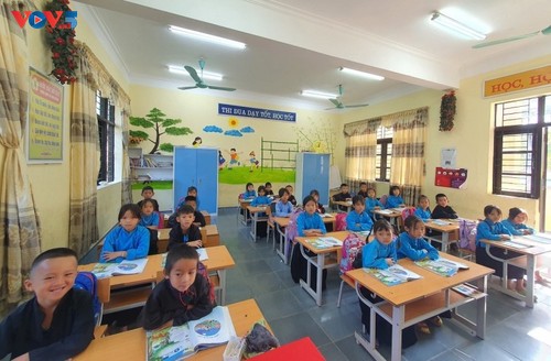 Tragen der traditionellen Trachten beim Schulbesuch in Binh Lieu zur Bewahrung der Kulturidentität - ảnh 1