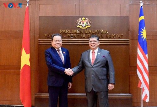 Parlamentspräsident Tran Thanh Man führt Gespräch mit dem Sprecher des malaysischen Repräsentantenhauses - ảnh 1