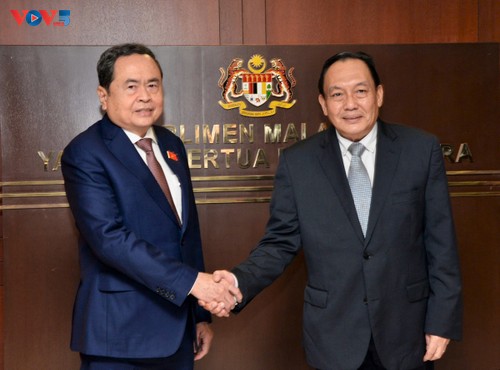 Parlamentspräsident Tran Thanh Man führt Gespräch mit dem Sprecher des malaysischen Repräsentantenhauses - ảnh 2