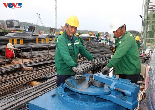 Tausende Menschen arbeiten während des Neujahrsfestes Tet auf APEC-Großbaustellen auf Phu Quoc - ảnh 2