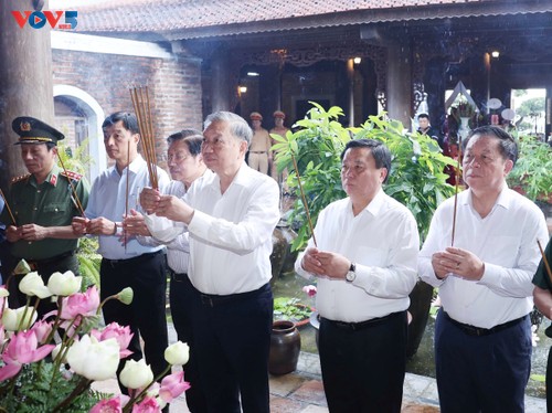 Le secrétaire général Tô Lâm rend hommage au Président Hô Chi Minh - ảnh 1