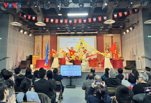 Les jeunes et étudiants vietnamiens de France unis autour du développement du pays - ảnh 1