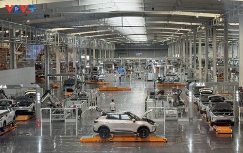 La Chine et l'Union européenne s'accordent sur une feuille de route pour résoudre le différend sur les véhicules électriques - ảnh 1