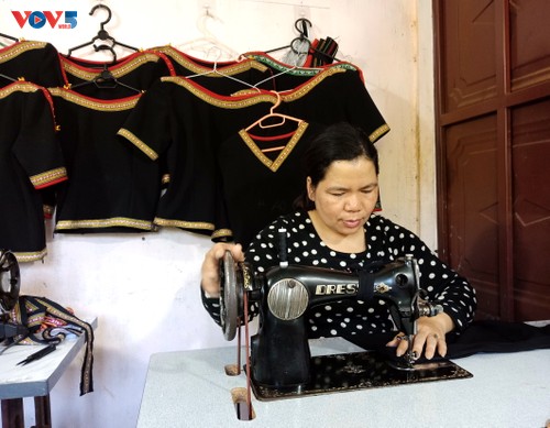 Memasukkan motif-motif kain ikat dari warga etnis minoritas E De ke dalam pakaian modern - ảnh 2