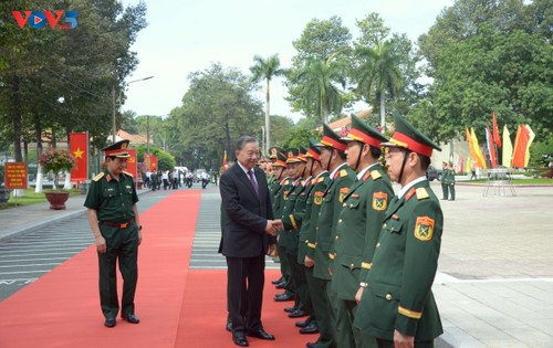 Sekjen To Lam Lakukan Kunjungan Kerja di Komando Militer Provinsi Binh Duong - ảnh 2