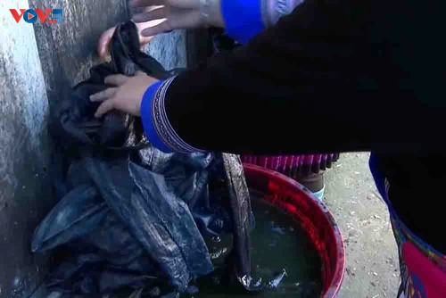 Melestarikan Jiwa Warna Nila pada Kain Line di Daerah Pegunungan Lai Chau - ảnh 1