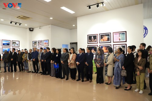 Pameran Foto : “Vietnam-Indonesia: Melalui Lensa Persahabatan“ - ảnh 1