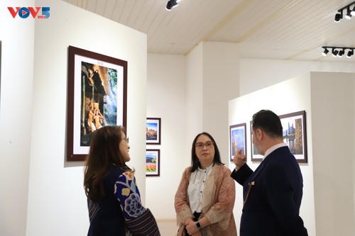 Pameran Foto : “Vietnam-Indonesia: Melalui Lensa Persahabatan“ - ảnh 16
